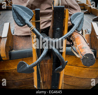 Schwarzer Anker auf einen alten hölzernen Segelschiff im Hafen von Urk. Stockfoto