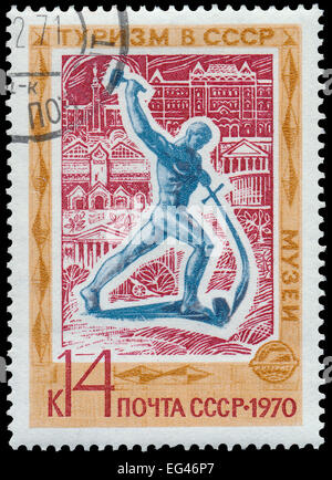 UdSSR - CIRCA 1970: Eine Briefmarke gedruckt in der UdSSR, zeigt Skulptur Schwerter zu Pflugscharen des russischen Bildhauers Vucetic, Serie Touri Stockfoto