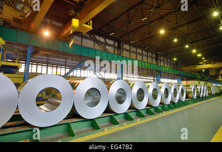 rollt aus Stahlblech in einer Pflanze, verzinkte Stahl-Coils Stockfoto