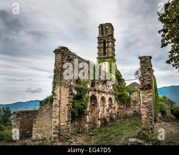 Ehemaligen Franziskaner Kloster von Orezza, Ruinen einer Kirche vor einem dramatischen Himmel, Valle di-Rostino, Haute-Corse, Corsica Stockfoto