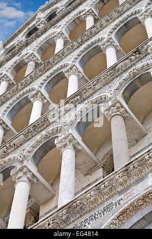 Architektonisches Detail auf den Dom in Pisa in Italien Stockfoto