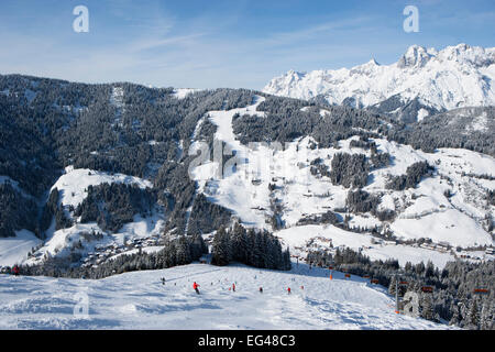 Skifahrer am Hang vor Bergen, Blick auf das Steinernes Meer, Skigebiet Ski Amade, Dienten, Salzburger Land, Österreich Stockfoto