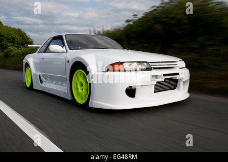 Nissan Skyline der R32 mit einem wide-Body-Kit ausgestattet erheblich veränderten Stockfoto