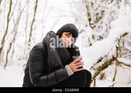 Mädchen mit einer Tasse heißen Tee im winter Stockfoto