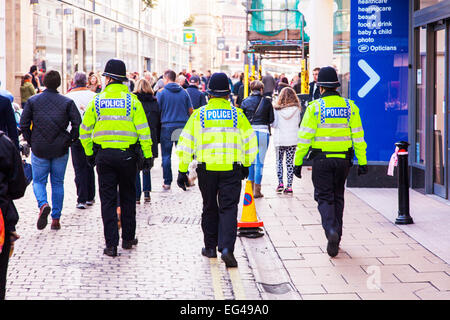 Polizei Präsenz drei Cops auf beat Patrol hinter patrouillieren Straße Straßen zu Fuß von York City Center Yorkshire uk england Stockfoto