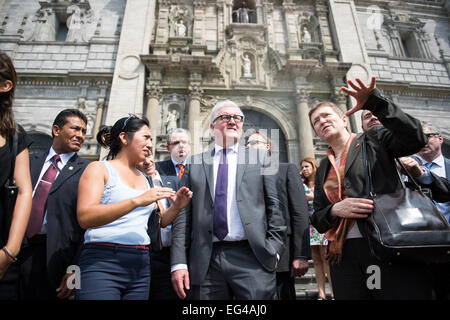 Lima, Peru. 14. Februar 2015. Der deutsche Außenminister Frank-Walter Steinmeier (SPD, 2. L) und Historiker Milagros Romero (l) zu Fuß durch die alte Stadt von Lima, Peru, 14. Februar 2015. Steinmeier ist zu einem offiziellen Besuch nach Peru. Foto: Bernd Von Jutrczenka/Dpa/Alamy Live News Stockfoto