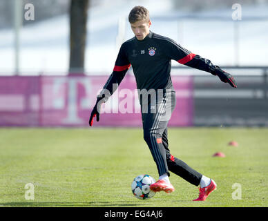 München, Deutschland. 16. Februar 2015. Münchens Thomas Mueller in Aktion während des Vereins letzte Trainingseinheit in München, Deutschland, 16. Februar 2015. FC Bayern München treffen am 17. Februar 2015 Shakhtar Donetsk in der Champions League Runde 16 Match in der Ukraine. Foto: Peter Kneffel/Dpa/Alamy Live News Stockfoto