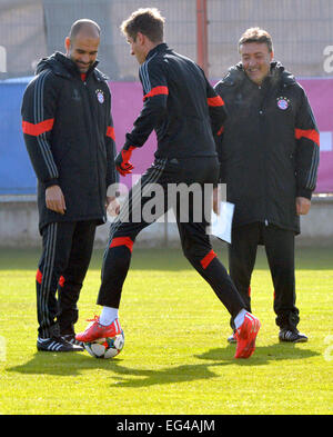 München, Deutschland. 16. Februar 2015. Münchens Trainer Pep Guardiola (L-R), Thomas Mueller und Co-Trainer Domenec Torrent während der Club letzte Trainingseinheit in München, Deutschland, 16. Februar 2015. FC Bayern München treffen am 17. Februar 2015 Shakhtar Donetsk in der Champions League Runde 16 Match in der Ukraine. Foto: Peter Kneffel/Dpa/Alamy Live News Stockfoto