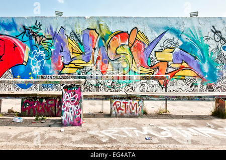 Graffiti am Mauerpark Mauer in Berlin, Deutschland. Ehemaliger Teil der Berliner Mauer Todesstreifen. Stockfoto