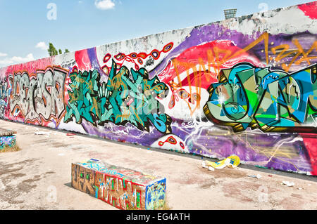 Graffiti am Mauerpark Mauer in Berlin, Deutschland. Ehemaliger Teil der Berliner Mauer Todesstreifen. Stockfoto