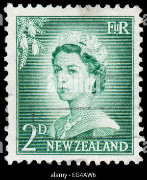 Neuseeland - ca. 1954: Eine Briefmarke gedruckt in Neuseeland zeigt Porträt von Königin Elizabeth II, ca. 1954 Stockfoto