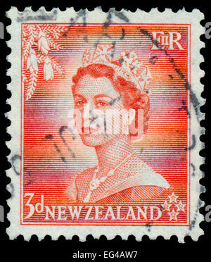 Neuseeland - ca. 1954: Eine Briefmarke gedruckt in Neuseeland zeigt Porträt von Königin Elizabeth II, ca. 1954 Stockfoto