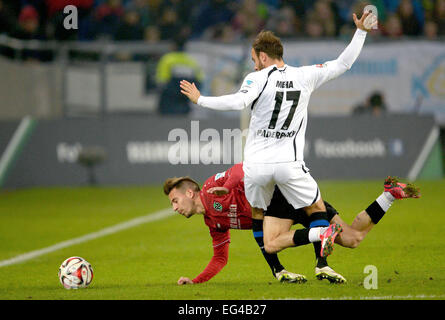 Hannover, Deutschland. 15. Februar 2015. Hannovers Joao Pereira (l) und Paderborn Alban Meha in Aktion während der Fußball-Bundesliga Spiel Hannover 96 Vs SC Paderborn 07 in Hannover, 15. Februar 2015. Foto: Peter Steffen/Dpa/Alamy Live News Stockfoto