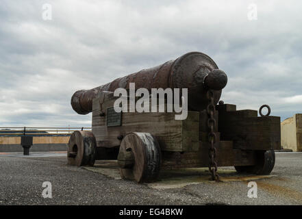 Verteidigung-Kanone am Meer in Gijon Stockfoto