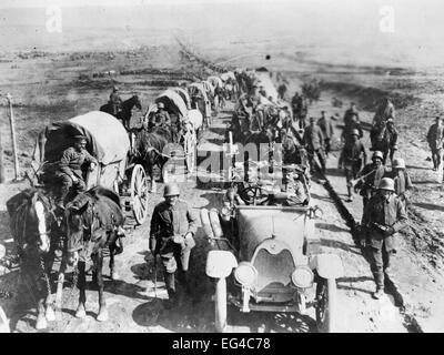 Deutsche Offiziere in einem Auto auf der Straße mit einem Konvoi der Wagen; Soldaten Fuß entlang die Straße.  Ersten Weltkrieg Stockfoto