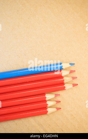 rote blau farbigen Buntstiften hautnah auf einem unscharfen leichten Karton Hintergrund Stockfoto