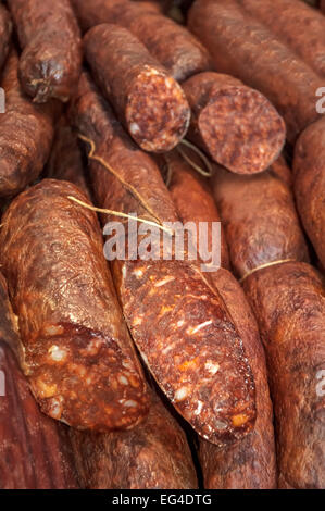 Geräucherte Wurst Fleisch in inländischen Räucherei. Traditionelle Speisen Stockfoto