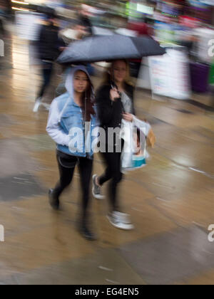 London, UK. 16. Februar 2015. Shopper in der Oxford Street gefangen im Regen an einem verregneten Tag in London Credit: Amer Ghazzal/Alamy Live-Nachrichten Stockfoto