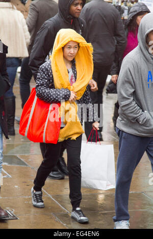 London, UK. 16. Februar 2015. Shopper in der Oxford Street gefangen im Regen an einem verregneten Tag in London Credit: Amer Ghazzal/Alamy Live-Nachrichten Stockfoto