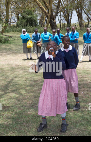 Drama-Präsentationen von kenianischen Kindern bei Elsamere Centre for Education in Nachhaltigkeit Lake Naivasha, Kenia Stockfoto
