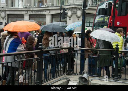 London, UK. 16. Februar 2015. Shopper in der Oxford Street gefangen im Regen an einem verregneten Tag in London Credit: Amer Ghazzal/Alamy Live-Nachrichten Stockfoto