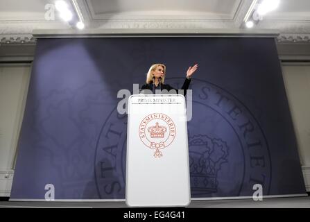 Kopenhagen, Dänemark. 16. Februar 2015. Premierminister Helle Thorning-Schmidt spricht auf der Staatsministeriet in Kopenhagen, Dänemark, 16. Februar 2015 an die Presse. Dänische Polizei verhaftet zwei Männer wegen des Verdachts der Beihilfe der Schütze die bewaffnete Angriffe in Kopenhagen durchgeführt Ermittler sagten. Foto: Britta Pedersen/Dpa/Alamy Live News Stockfoto