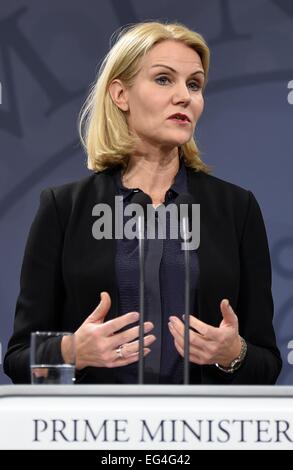 Kopenhagen, Dänemark. 16. Februar 2015. Premierminister Helle Thorning-Schmidt spricht auf der Staatsministeriet in Kopenhagen, Dänemark, 16. Februar 2015 an die Presse. Dänische Polizei verhaftet zwei Männer wegen des Verdachts der Beihilfe der Schütze die bewaffnete Angriffe in Kopenhagen durchgeführt Ermittler sagten. Foto: Britta Pedersen/Dpa/Alamy Live News Stockfoto