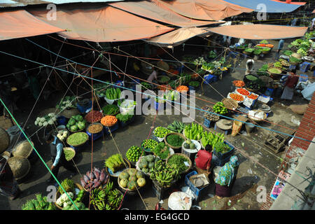 Bangladeshi Gemüse Anbieter warten auf Kunden in Dhaka, Bangladesch. Stockfoto