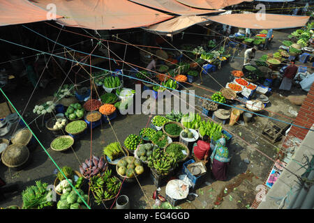 Bangladeshi Gemüse Anbieter warten auf Kunden in Dhaka, Bangladesch. Stockfoto