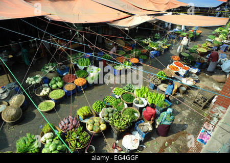 Bangladeshi Gemüse Anbieter warten auf Kunden in Dhaka, Bangladesch. Stockfoto