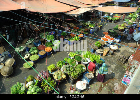 Bangladeshi Gemüse Anbieter warten auf Kunden in Dhaka, Bangladesch. Stockfoto