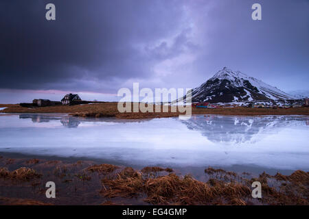 Winter-Sonnenaufgang bei Arnarstapi auf die Snaefellsnes Halbinsel in Island. Stockfoto