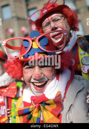 Düsseldorf, Deutschland. 16. Februar 2015. Clowns jubeln während der Rosenmontag (lit.) Stieg Montag Karnevalsumzug, der Höhepunkt des Karnevals in Düsseldorf, 16. Februar 2015. Foto: Federico Gambarini/Dpa/Alamy Live News Stockfoto