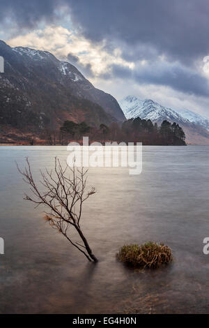 Glenfinnan Licht - Blick auf Loch Shiel aus durch das Denkmal. Stockfoto