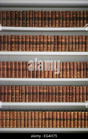 Bücherregal voll von alten Büchern. Stockfoto