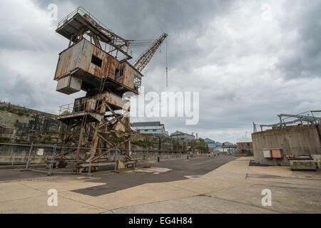 Rostige stillgelegten Kran in einer verlassenen Werft. Stockfoto