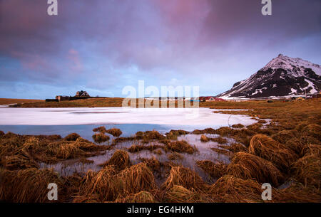 Winter-Sonnenaufgang bei Arnarstapi auf die Snaefellsnes Halbinsel in Island. Stockfoto