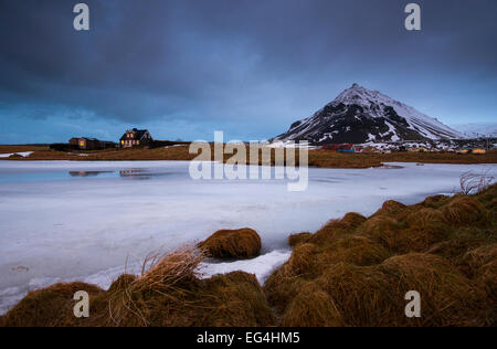 Winter-Sonnenaufgang bei Arnarstapi auf die Snaefellsnes Halbinsel in Island. Stockfoto