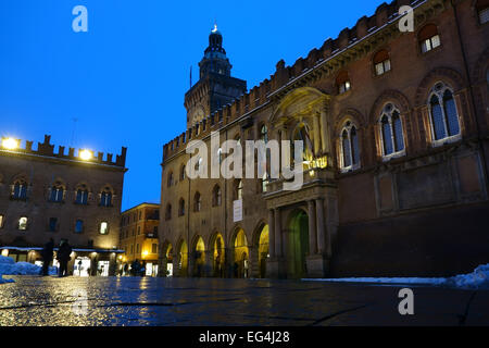 BOLOGNA, Italien - 6. Februar 2015: Accursio Palast bei Nacht, das Rathaus von Bologna im winter Stockfoto