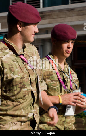Zwei Fallschirmjäger im Olympiapark, spielen 2012 in London, England Stockfoto
