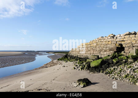 Zerstörten Kai bei Jenny Brown der Punkt und die Aussicht über Morecambe Bay, Silverdale, Lancashire UK Stockfoto