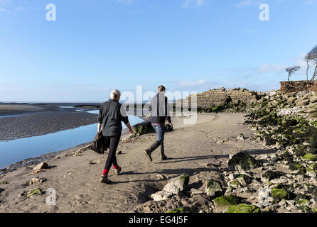 Wanderer und den alten Kai an Jenny Brown Punkt, Morecambe Bay Silverdale Lancashire UK Stockfoto