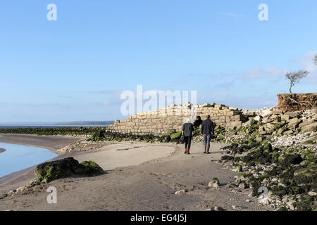 Wanderer und den alten Kai an Jenny Brown Punkt, Morecambe Bay Silverdale Lancashire UK Stockfoto