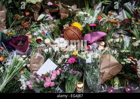 Kopenhagen, Dänemark. 16. Februar 2015. Blumen in der jüdischen Synagoge in Kopenhagen, wo ein Terroranschlag am frühen Sonntagmorgen zu platzieren.  Eine freiwillige Wache in der Synagoge, Dan Uzan.  getötet und 3 Polizisten verwundet wurde. Bildnachweis: OJPHOTOS/Alamy Live-Nachrichten Stockfoto