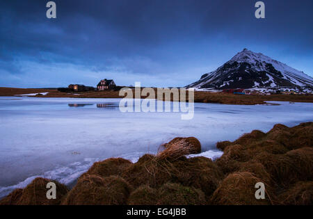 Winter-Sonnenaufgang bei Arnarstapi auf die Snaefellsnes Halbinsel in Island. Stockfoto