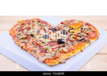 Pizza auf einem Teller in Herzform Stockfoto