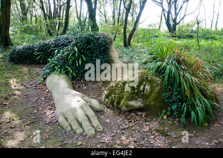 Mud Maid grasbewachsenen Kunstinstallation von Sue & Pete Hill in The Lost Gardens of Heligan, Cornwall, England Stockfoto