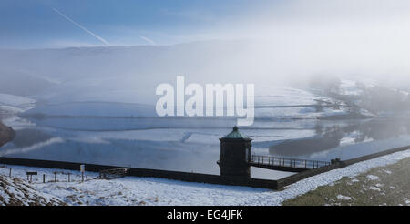 Freundlichere Reservoir im Schnee mit Nebel über dem Wasser hängen. Stockfoto