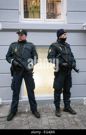 Kopenhagen, Dänemark. 16. Februar 2015. Bewaffnete Polizei bewacht Krystalgade wo sich die jüdische Synagoge befindet Credit: OJPHOTOS/Alamy Live News Stockfoto