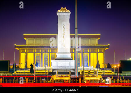 Peking, China am Denkmal für die Helden des Volkes am Tiananmen-Platz in der Nacht. Stockfoto